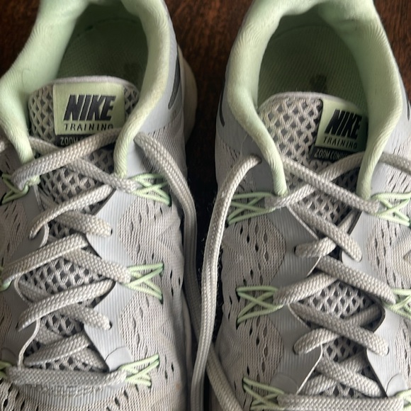 Free!! Nike Women's 7.5 Gray and Green Zoom condition fly knit Running Shoes - Picture 8 of 8